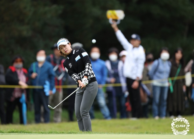 올 시즌 5승을 올린 박민지의 어프로치 샷. 사진=KLPGA 박준석 포토