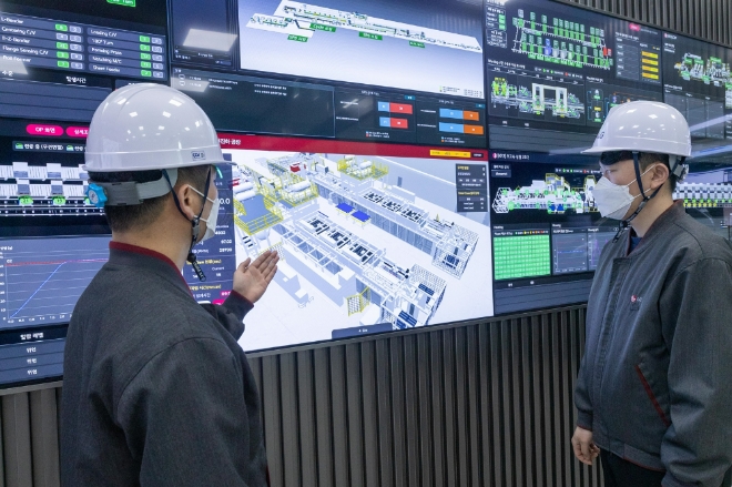 LG전자 직원들이 LG스마트파크의 지능형 공정시스템이 보여주는 버츄얼 팩토리를 확인하고 있다. 사진=LG전자