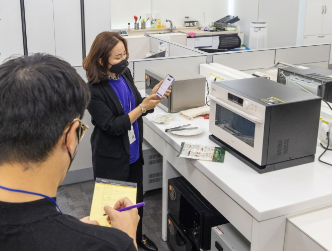 LG전자 연구원이 디오스 오브제컬렉션 광파오븐의 인공지능쿡 기능을 설명하고 있다. 사진=LG전자