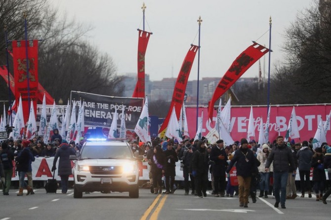 미국 워싱턴 한 도로 위에 낙태반대 운동가들이 시위 행진을 하고 있다. 사진=로이터