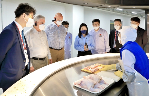 하림치킨로드 견학프로그램에서 닭 한 마리를 부위별로 나누는 발골쇼가 펼쳐지고 있다. 사진=하림