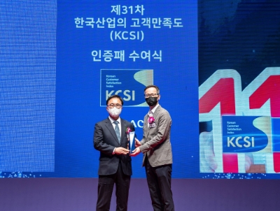 지난 10월 11일 서울 중구 장충동 신라호텔에서 열린 ‘2022 KCSI 인증패 수여식’에서 홍창영 11번가 고객중심경영담당(오른쪽)이 한수희 한국능률협회컨설팅 대표이사로부터 KCSI 인증패를 수여받았다. 사진=11번가