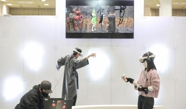 '코리아 메타버스 페스티벌(KMF) 2021'에서 한 참가자가 VR(가상현실) 기기를 시연 중이다. 사진=KMF 공식 사이트