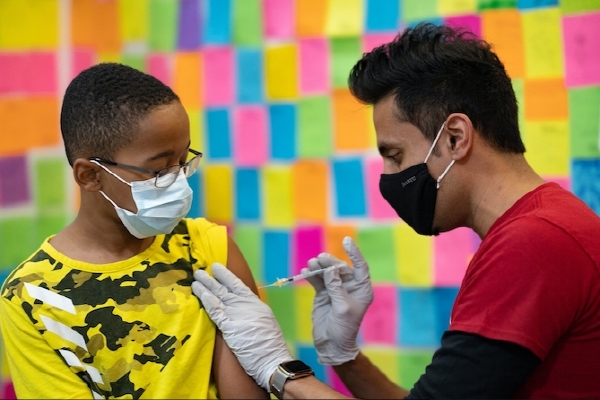 미국 펜실베니아주에서 어린이가 코로나19 백신접종을 받고 있는 모습. 사진=로이터