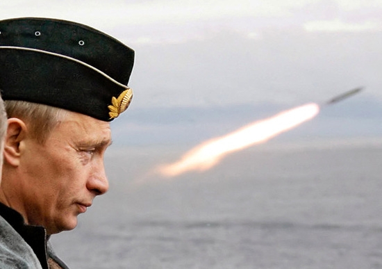 블라디미르 푸틴 러시아 대통령이 러시아 해군의 날에 미사일 발사 장면을 지켜보고 있다. 사진=로이터