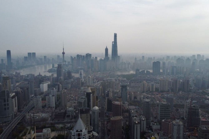 3월 코로나 봉쇄 속 중국 상하이 루자쭈이 금융지구에 깔린 스모그. 사진=로이터