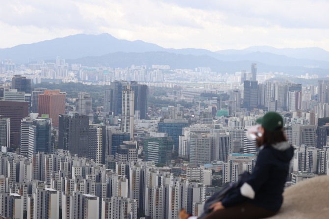 서울 인왕산에서 바라본 시내 아파트와 주택 모습. 사진=연합