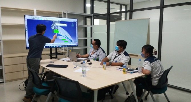 현대차 협력사 직원들이 R&D 교육에 열중하고 있다. 사진=현대자동차 인도네시아