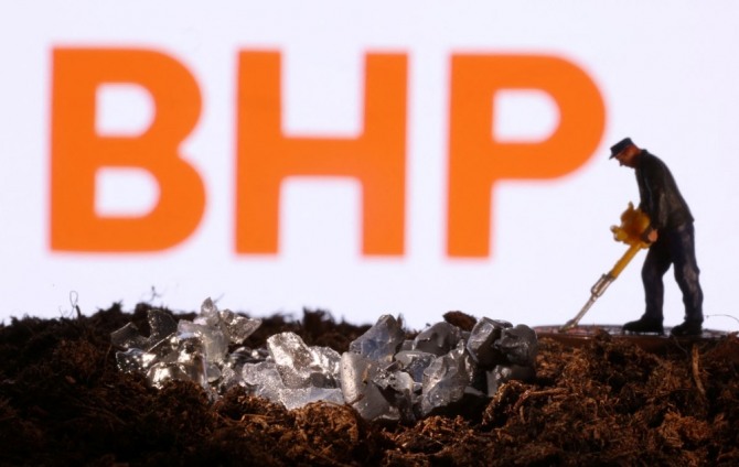 세계적인 종합 광신기업 BHP 로고 앞 세워진 광부 피규어(사진=로이터)