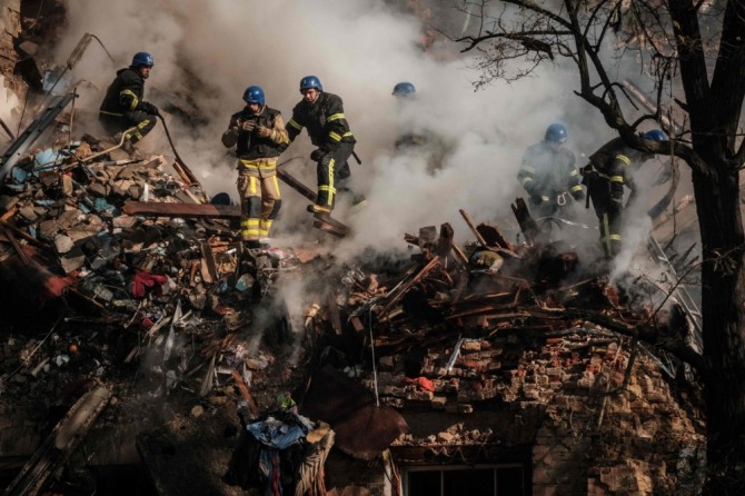 17일 우크라이나 수도 키이우 시내에서 소방관들이 자폭 무인기를 이용한 러시아군의 공격으로 발생한 화재를 진압하고 있다. 사진=연합뉴스