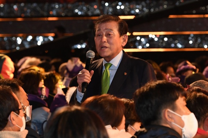 강화군 유천호 군수가 군민 등 관람객들에게 인사말을 하고 있다.   (사진=강화군 제공)