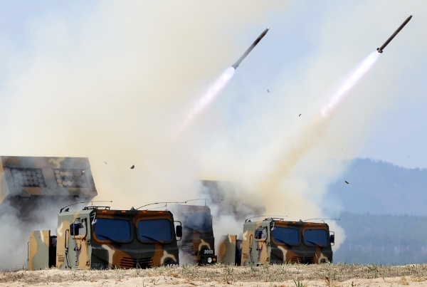 육군 소속 K239 천무 다연장로켓 차량이 로켓 발사 훈련을 하고 있다. 사진=뉴시스