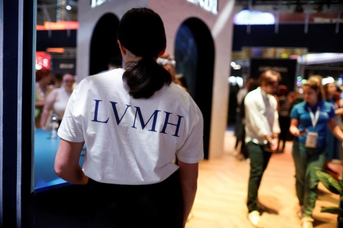 올 6월 프랑스 비바 테크놀로지 컨퍼런스 전시장에 LVMH 티셔츠을 입고 있는 안내원(사진=로이터)