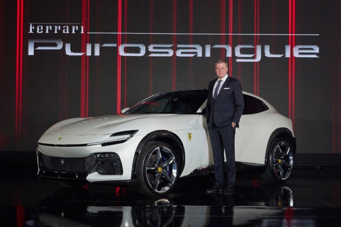 디터 넥텔 페라리 극동 및 중동 지역 총괄 지사장이 페라리 첫 4도어 4인승 모델 푸로산게 아시아 프리미어 행사에서 포즈를 취하고 있다. 사진=FMK