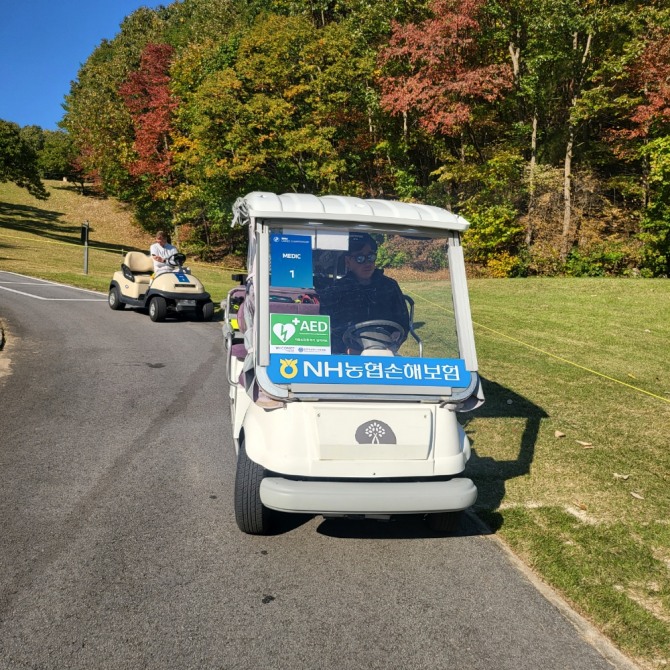 자동심장충격기 하트사인 사마리탄 PAD를 실은 골프카트가 대회가 열리고 있는 코스를 따라 운행중이다.