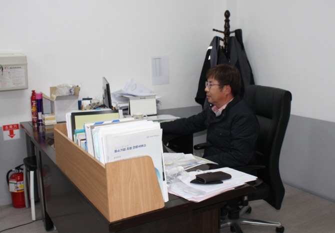 김영칠 대표가 협력사와 소통하며 새로운 기술을 개발하기 아이디어를 착안하고 있다.  (사진=유영재 기자)