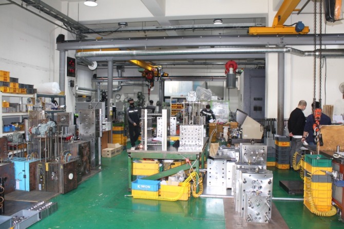 현장에는 협력사에서 요구하는 금형들을 연구개발 해 제조 하고 있다. 