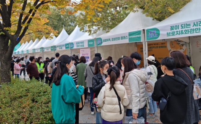 체험 부스를 이용 중인 청소년들