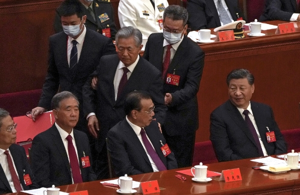 후진타오 전 중국 주석이 제20차 공산당 전국대표대회 폐막식이 끝나기 전 퇴장하고 있다. 사진=AP통신·뉴시스