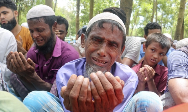미얀마 군사정권의 탄압으로 방글라데시로 탈출한 로힝야족 난민들이 탈출 직후 기도를 올리며 울상을 짓고 있다. 사진=AP통신·뉴시스