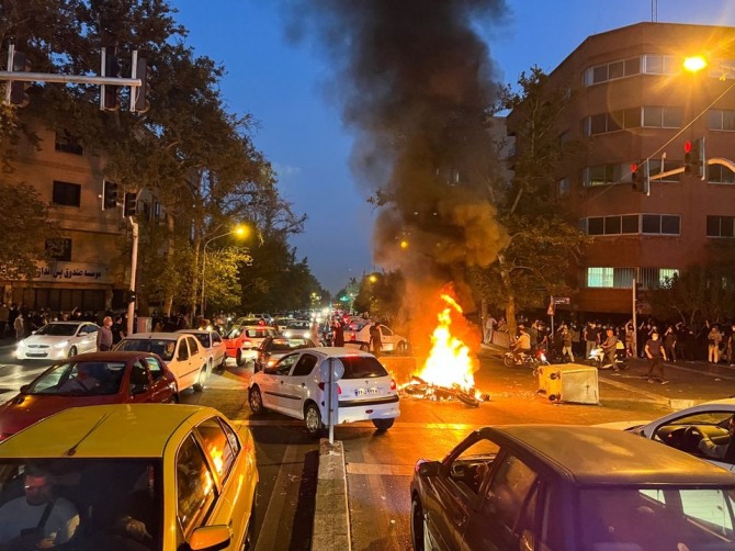 지난달 19일(현지시간) 이란 수도 테헤란 시내에서 이른바 ‘히잡 의문사’에 항의하는 시민들의 격렬한 시위가 벌어지고 있다. 사진=로이터