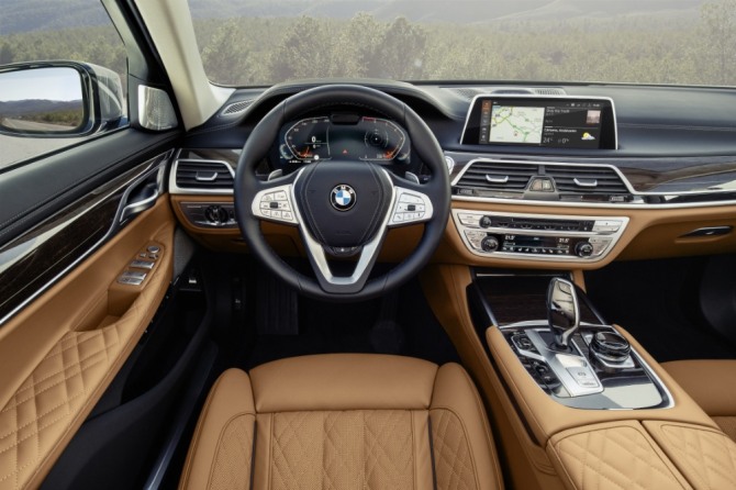 BMW 745 Le 인테리어 1열. 사진=BMW