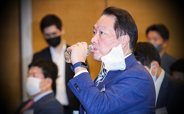 최태원 SK그룹 회장이 지난 17일 대한상공회의소 회관에서 열린 '대한상의-한국경영학회 신기업가정신 확산 업무협약 체결식'에 참석해 물을 마시고 있다. 사진=뉴시스