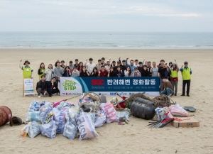 SGC솔루션은 충남 보령시에 위치한 ‘원산도해수욕장’을 반려해변으로 입양하고 21일 본사 임직원 40여 명이 참여해 해변 정화 활동을 진행했다. 사진=SGC솔루션.