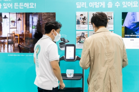 IFS 프랜차이즈 창업 박람회에 배민서빙로봇이 진행한 1대 1 맞춤 상담에는 약 5000여명이 방문했다. 사진=우아한형제들
