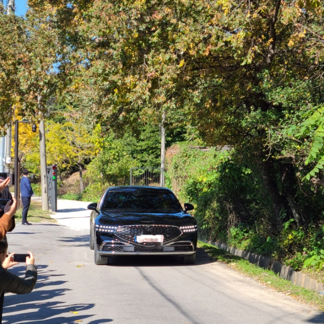 김승연 한화그룹 회장이 탑승한 차량이  25일 오전 경기도 수원시 이목동 소재 가족 선영 입구에서 빠져나오고 있다. 사진=정진주 기자