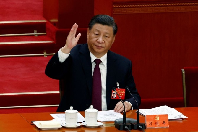 중국 시진핑 국가주석이 공산당 제20차 전국대표대회에서 거수로 투표를 하고 있다. 사진=로이터