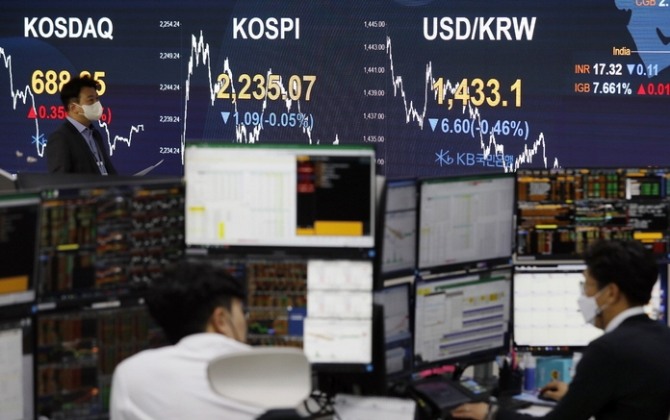 25일 오후 서울 여의도 KB국민은행 딜링룸 전광판에 지수가 표시되고 있다. 사진=뉴시스