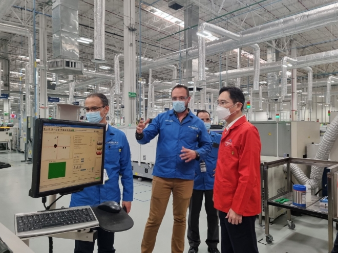 이재용 삼성전자 부회장은 지난 9월8일(현지 시각) 하만 멕시코공장을 방문해 현지 직원들과 공장운영에 대해 대화하고 있다. 사진=삼성전자