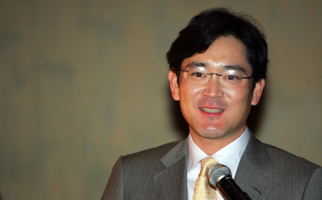 2007년 1월 7일 밤(현지시간) 미국 라스베이거스 발리하이 리조트에서 열린 삼성전자 기자간담회에서 공식 기자간담회에 처음 참석한 이재용 삼성전자 경영지원총괄 경영기획팀 상무가 취재진에게 인사말을 하고 있다. 사진=연합뉴스