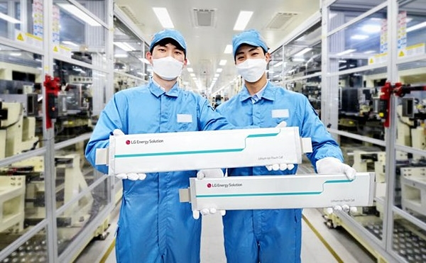 LG에너지솔루션 직원들이 파우치형 배터리 제품을 선보이고 있다. 사진=LG에너지솔루션