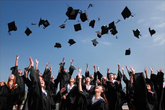올해에 이어 내년 봄에도 미국 대졸자 취업 전망이 밝은 것으로 나타났다. 사진=Bustle