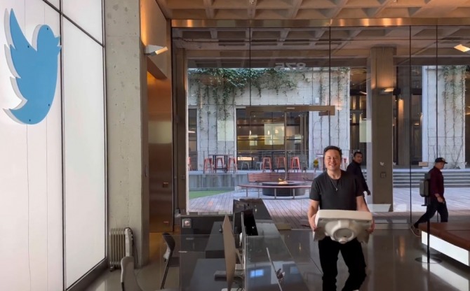 일론 머스크 테슬라 CEO가 26일(현지시간) 미국 샌프란시스코에 있는 트위터 본사 건물에 세면대로 보이는 개인 물품을 들고 나타나고 있다. 사진=트위터
