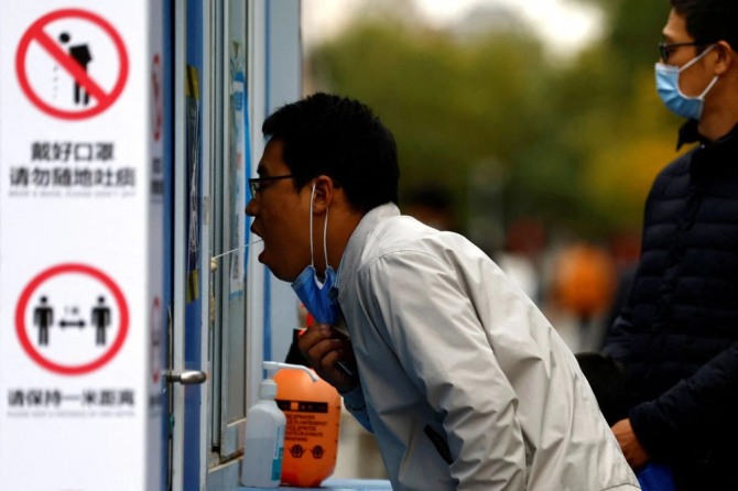 베이징 시민이 코로나19 검사를 받고 있다. 사진=로이터