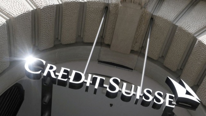 스위스 취리히 소재 크레디트 스위스 은행 본점 건물에 걸린 회사 로고(사진=로이터)