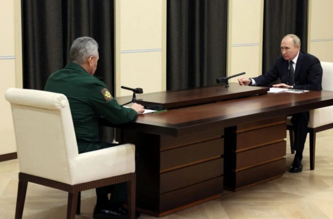 블라디미르 푸틴 러시아 대통령(오른쪽)이 28일(현지 시간) 러시아 모스크바 외곽의 노보-오가료보 관저에서 세르게이 쇼이구 국방장관과 회담하고 있다. 사진=로이터
