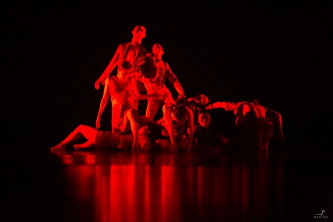 최은지 안무의 '섞이지 않는 사람들 2.0'