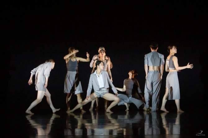 최은지 안무의 '섞이지 않는 사람들 2.0'