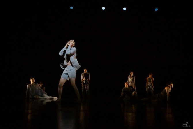 최은지 안무의 '섞이지 않는 사람들 2.0'