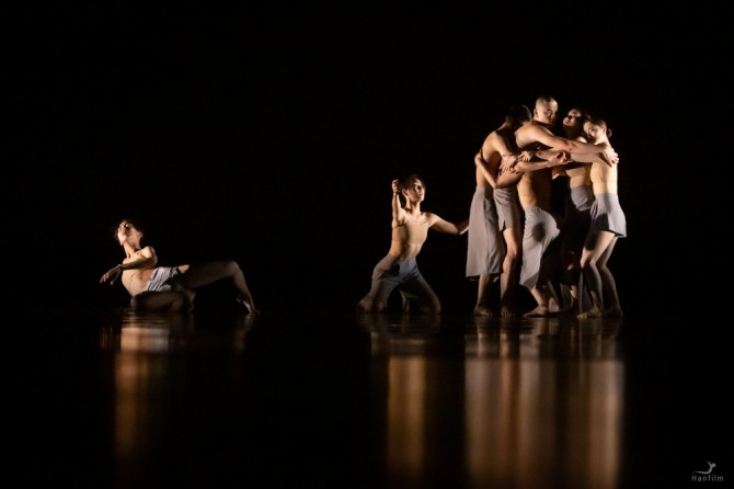 최은지 안무의 '섞이지 않는 사람들 2.0'