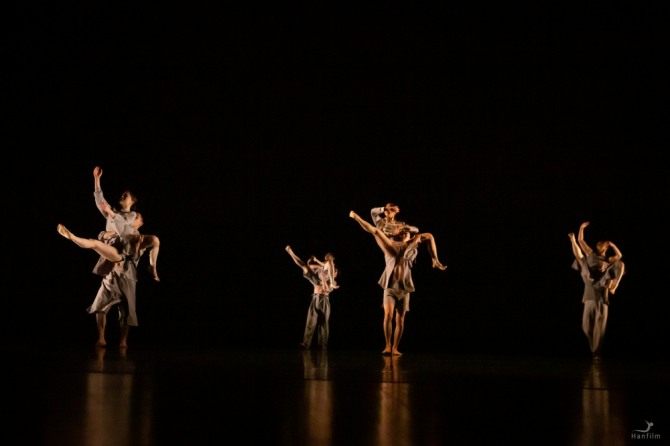 최은지 안무의 '섞이지 않는 사람들 2.0'