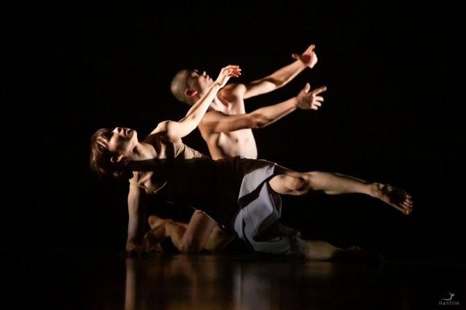 최은지 안무의 '섞이지 않는 사람들 2.0'