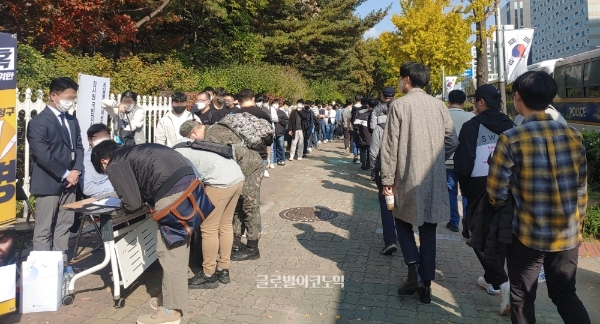 지난해 10월 29일 서울 여의도 국회의사당 정문 앞에서 열린 '게임위 비위 의혹 진상 규명을 위한 감사원 국민 청구 연대 서명' 캠페인에 시민들이 줄지어 서 있다. 사진=이원용 기자