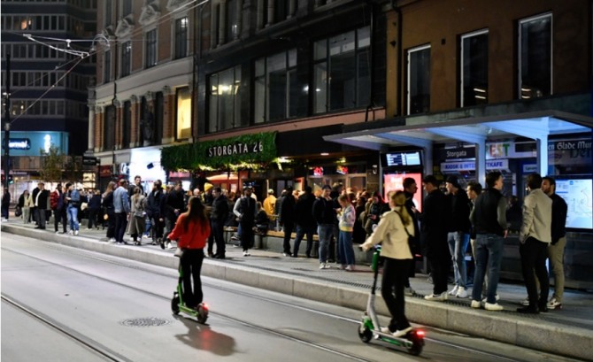 노르웨이 시민들이 수도 오슬로 거리로 나오고 있는 모습. 사진=AP/뉴시스