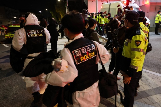 지난 29일 밤 서울 용산구 이태원 일대에서 대규모 압사 사고가 발생한 가운데 30일 새벽 원효로 다목적체육관에서 시신 신원확인을 마친 과학수사경찰들이 빠져나오고 있다. 경찰에 따르면 이날 사망자 중 46구의 시신을 이곳에 안치해둔 상태다. 사진=뉴시스