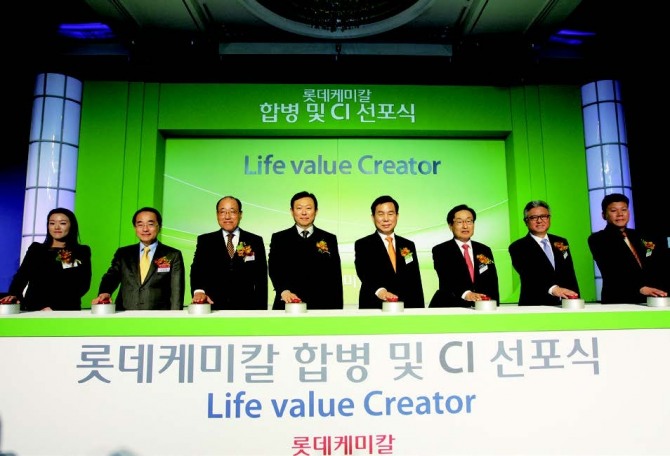 2012년 12월 롯데케미칼 합병식 모습. 사진=롯데케미칼